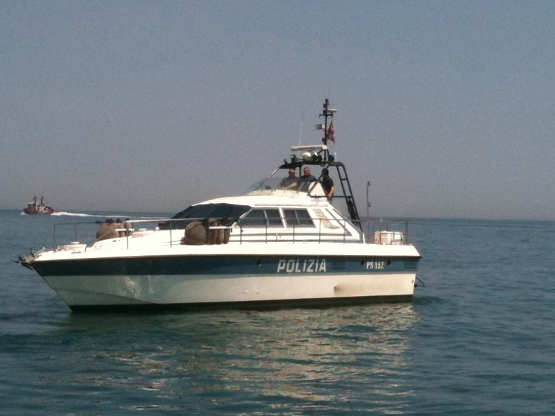 Catania, arrestati quattro presunti scafisti di un gommone carico di migranti