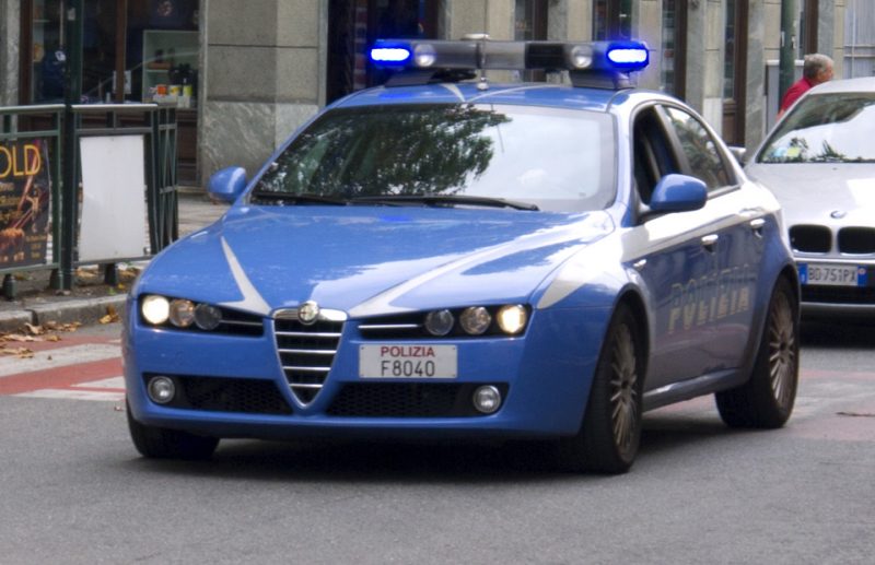 Adrano, truffa dello specchietto: una denuncia