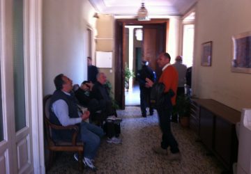 Giarre, esplode in Municipio la protesta dei lavoratori in mobilit&agrave; VIDEO