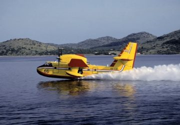 Vasto incendio a Pedara, Canadair prelevano acqua nel mare di Fondachello