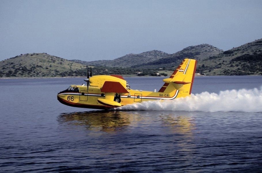 Vasto incendio a Pedara, Canadair prelevano acqua nel mare di Fondachello