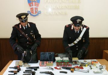 Catania, in manette insospettabile coppia per detenzione armi
