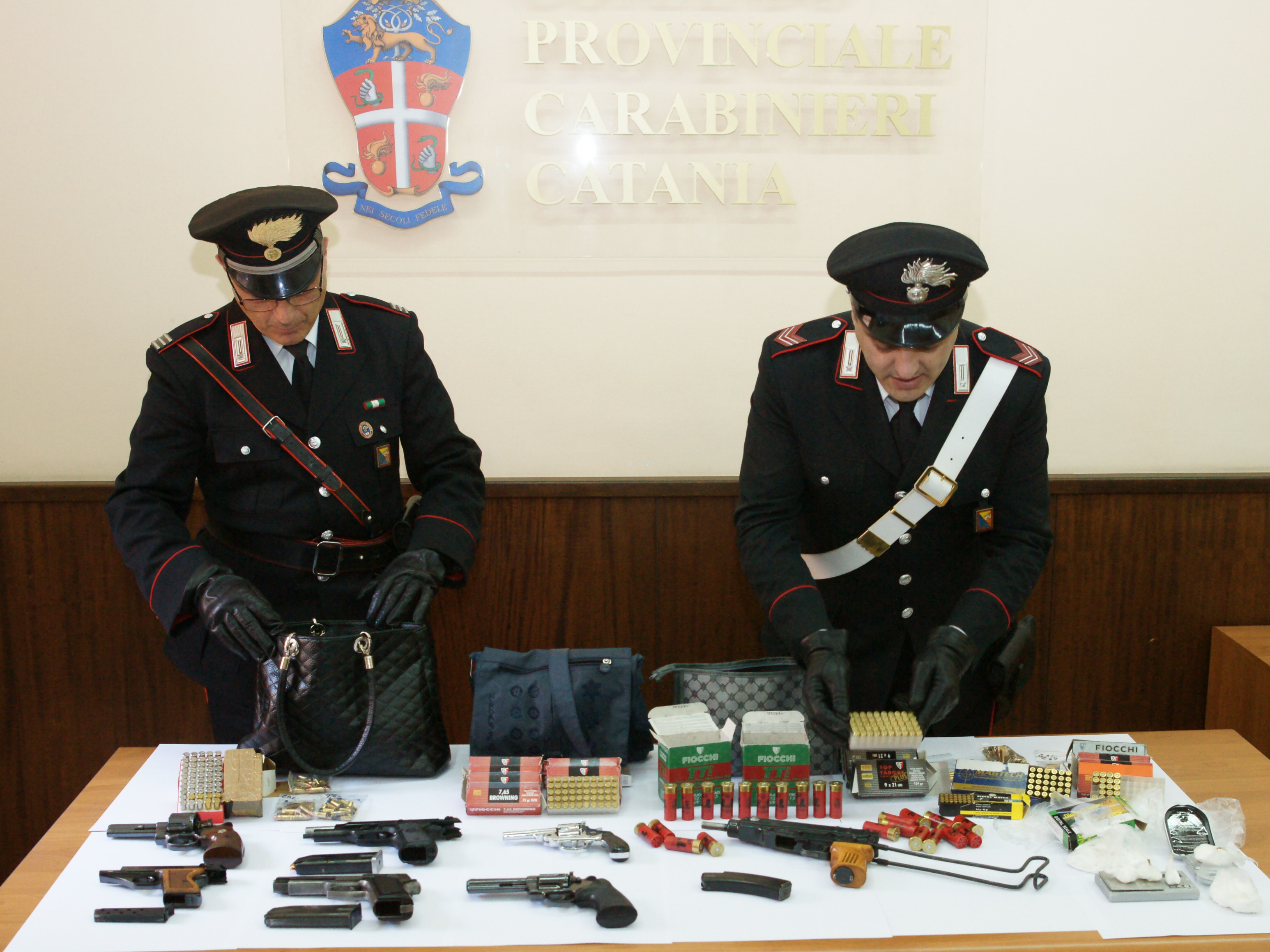 Catania, in manette insospettabile coppia per detenzione armi