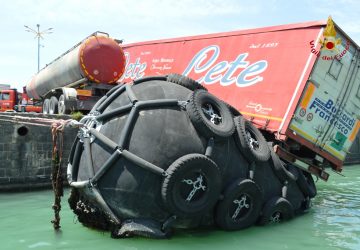 Catania, autoarticolato rischia di cadere in mare VIDEO