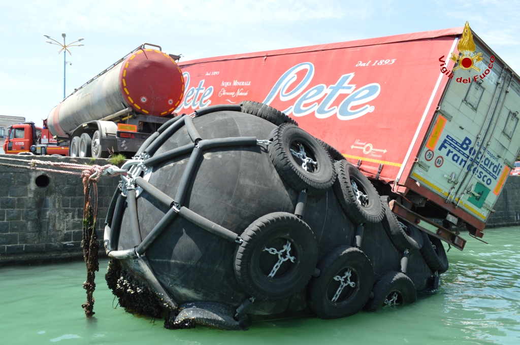 Catania, autoarticolato rischia di cadere in mare VIDEO