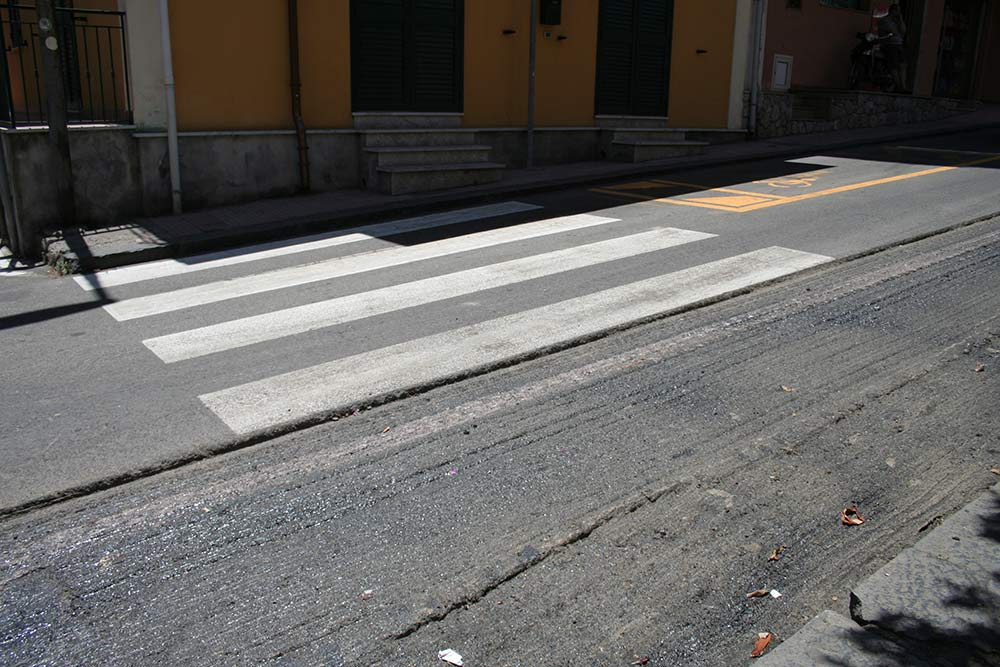 Giardini Naxos, manto stradale o segnaletica orizzontale? Questo è il dilemma