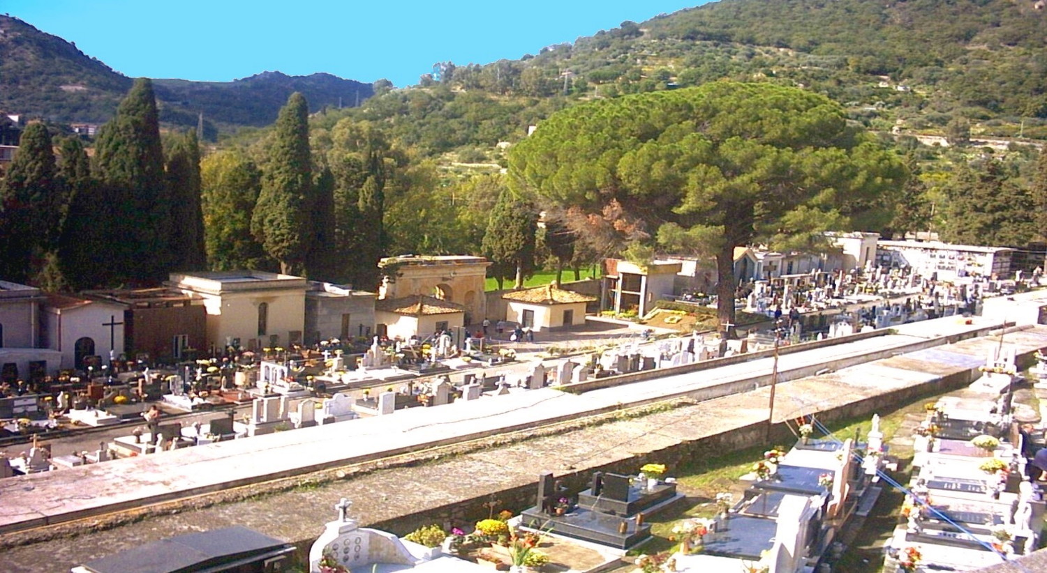 Il “vivace” cimitero di Francavilla di Sicilia