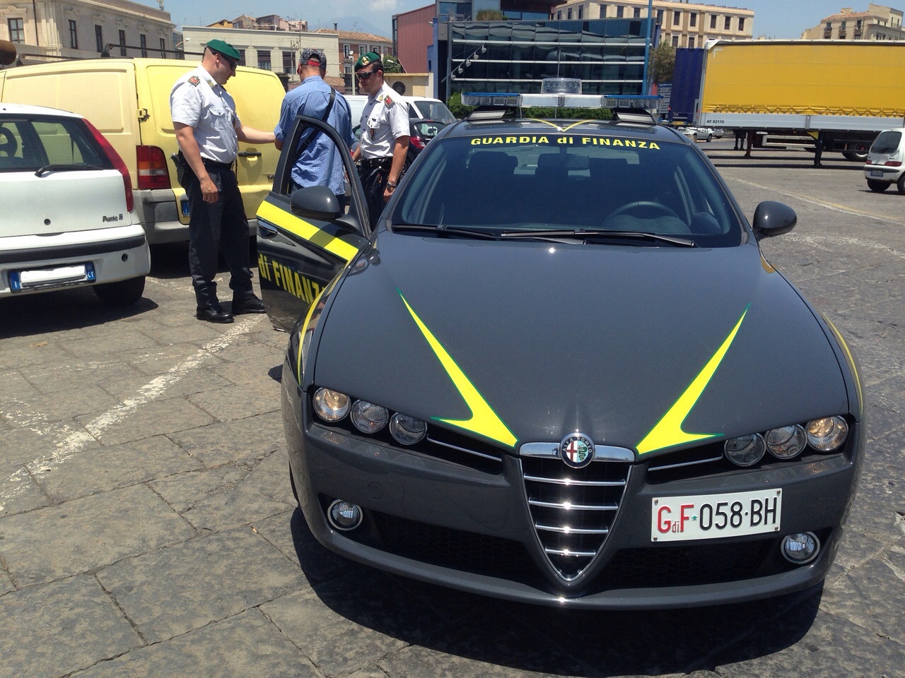Catania, parcheggiatori abusivi: operazione delle Fiamme gialle