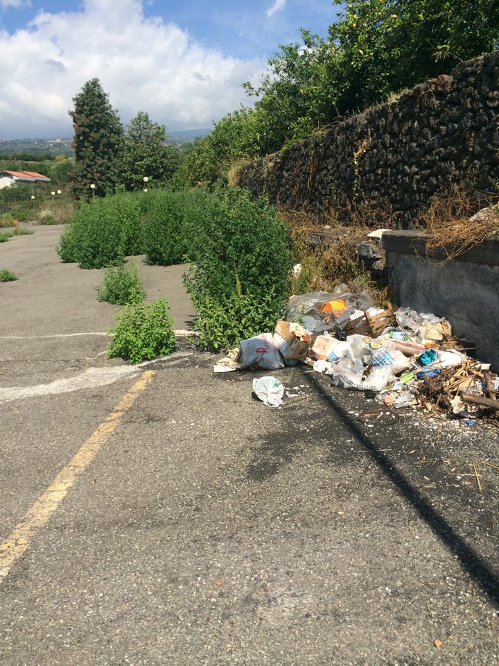 Mascali, piazza Risiglione nel degrado. L’allarme del parroco