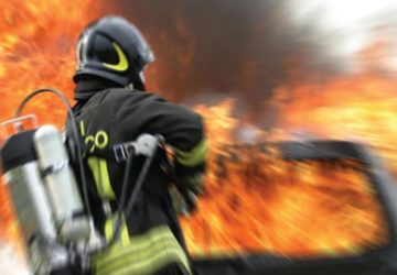 Riposto, auto incenerita dalle fiamme in via Duca del Mare