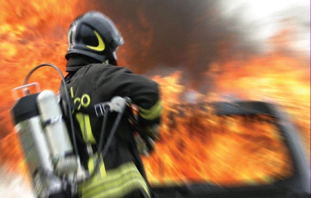 Auto in fiamme in galleria sulla Catania – Siracusa: intervento dei vigili del fuoco