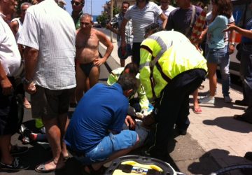 Riposto, ciclista travolto da auto. Soccorso dal 118: solo contusioni VIDEO