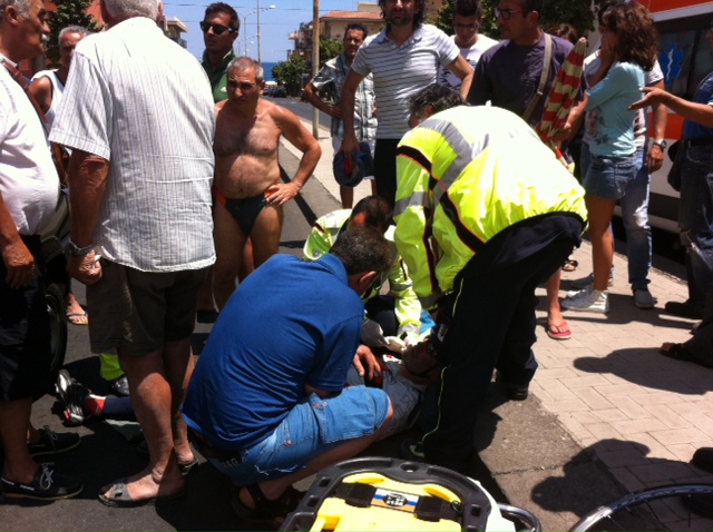 Riposto, ciclista travolto da auto. Soccorso dal 118: solo contusioni VIDEO