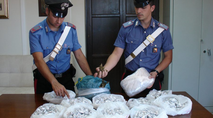 Librino, donna aveva in casa un supermercato della droga: 3 chili e mezzo di marijuana