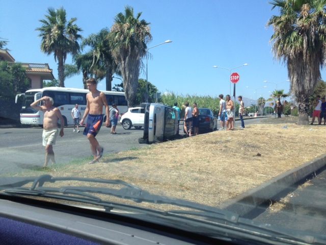 Mascali, grave incidente stradale lungo il viale Immacolata: tre auto coinvolte una cappottata