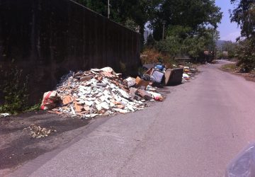 Fondachello e S.Anna sommerse dai rifiuti: inizia nel peggiore dei modi la stagione estiva