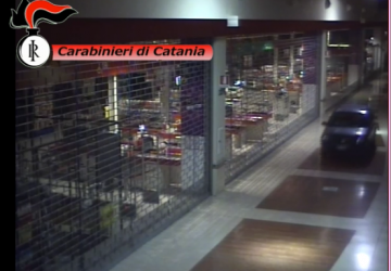 &ldquo;Irrompono&rdquo; con l&rsquo;auto dentro il centro commerciale &ldquo;Porte di Catania&rdquo;. Ricercati VIDEO