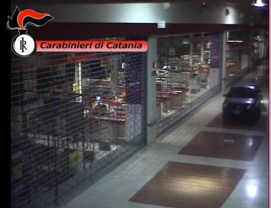 “Irrompono” con l’auto dentro il centro commerciale “Porte di Catania”. Ricercati VIDEO
