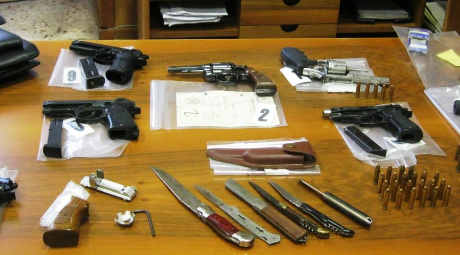 Catania, scoperto arsenale occultato in un bar della Plaja: due arresti