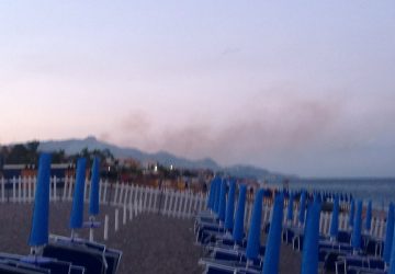 Fondachello incendio in un canneto. Un altro rogo a Marina di Cottone
