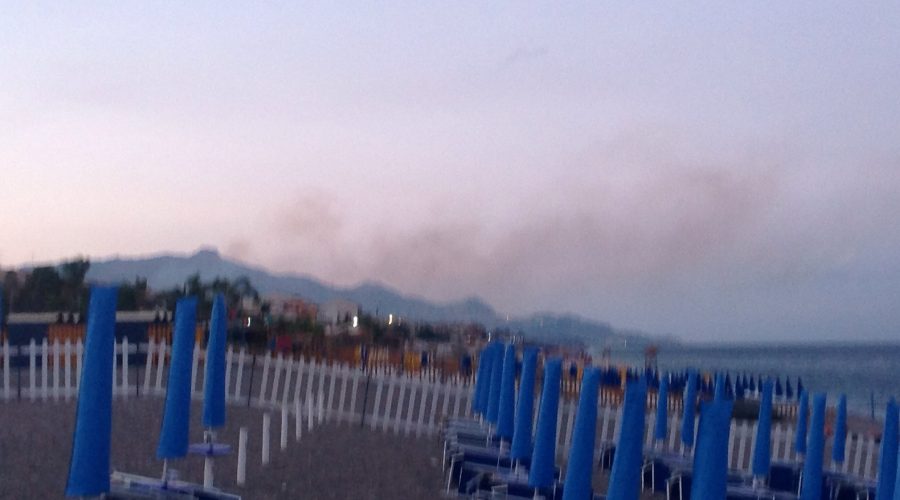 Fondachello incendio in un canneto. Un altro rogo a Marina di Cottone
