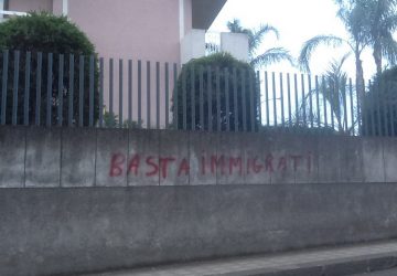 Riposto, quelle vergognose scritte che inneggiano all&rsquo;odio razziale e al fascismo