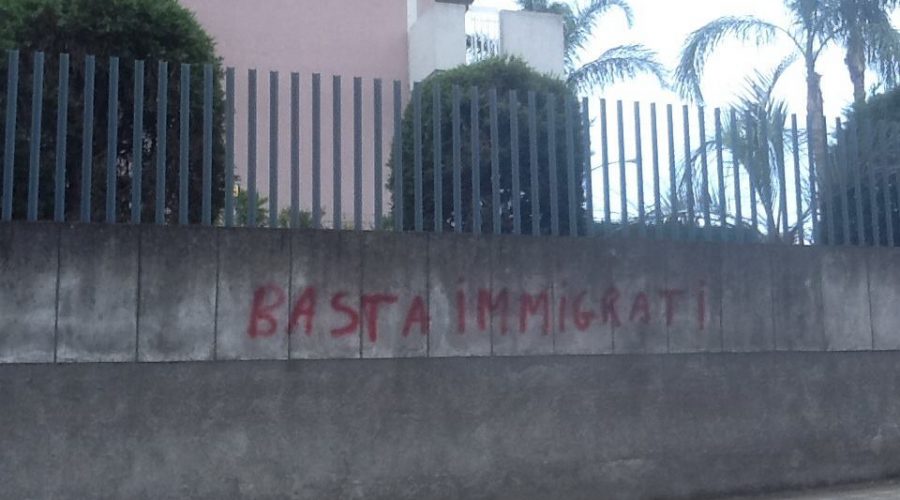 scritta basta immigrati