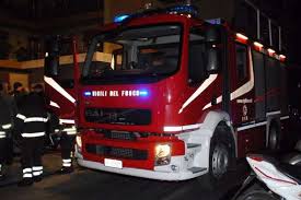 Giarre, quartiere Jungo, incendio a pochi metri dagli alloggi popolari