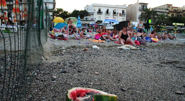 Giardini Naxos, invasione di Ferragosto