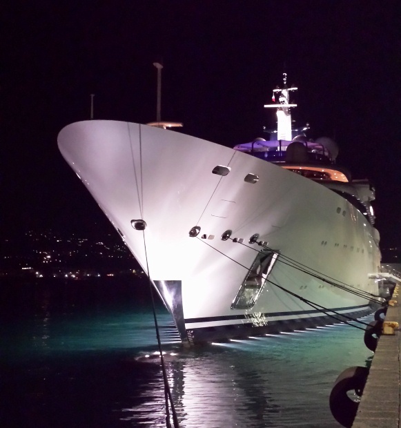 Riposto, la notte dei mega yacht