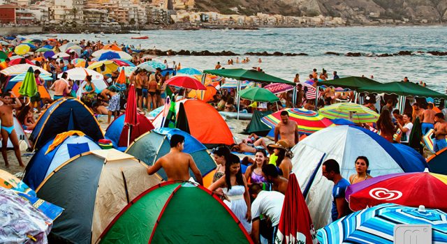Giardini Naxos, invasione di Ferragosto
