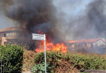 Riposto, ancora un incendio di rovi e sterpaglie a ridosso delle case VIDEO