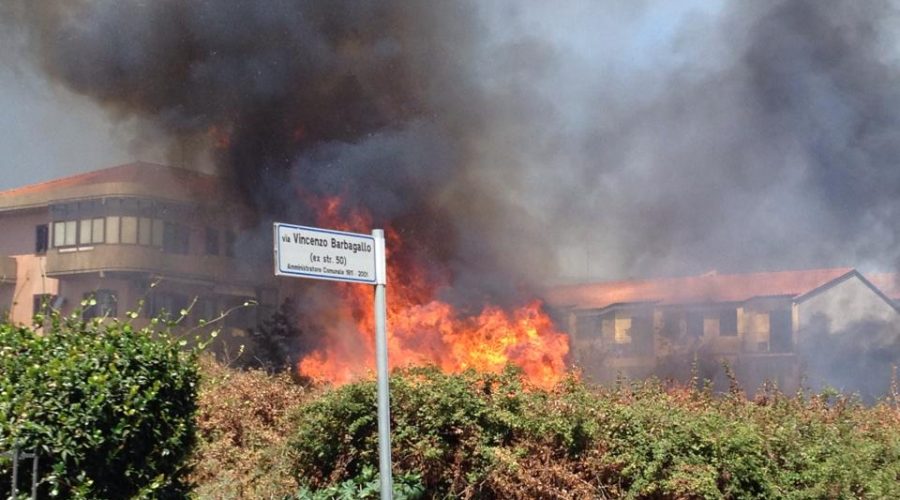 Riposto, ancora un incendio di rovi e sterpaglie a ridosso delle case VIDEO