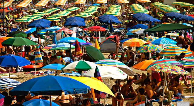 Giardini Naxos, invasione di Ferragosto