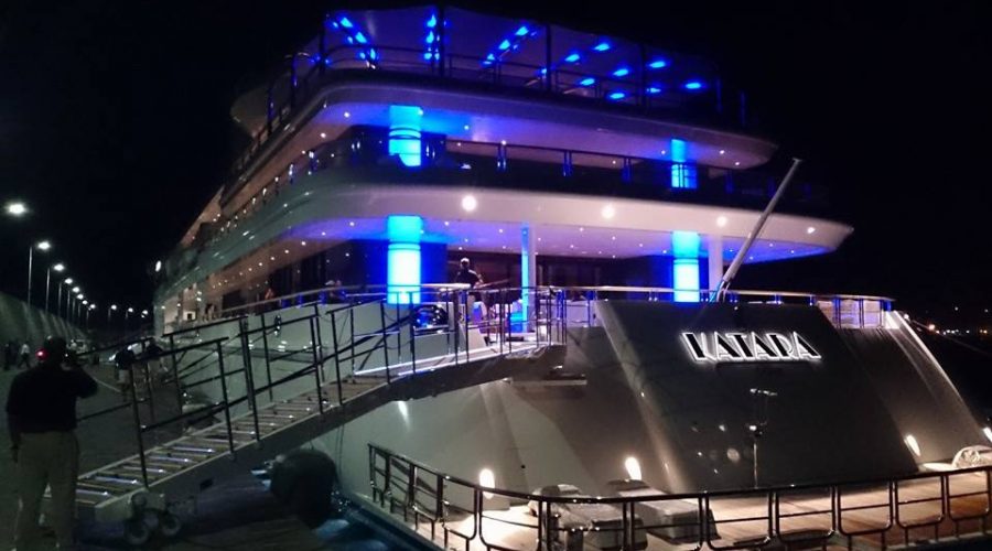 Riposto, video esclusivo ormeggio al porto della nave di lusso Katara