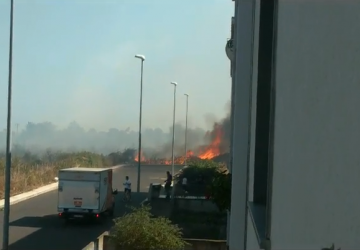 Riposto, vasto incendio nella zona di via Don Milani VIDEO