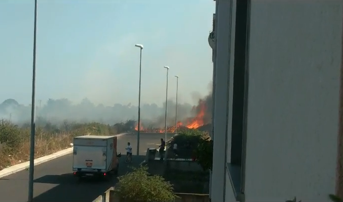 Riposto, vasto incendio nella zona di via Don Milani VIDEO