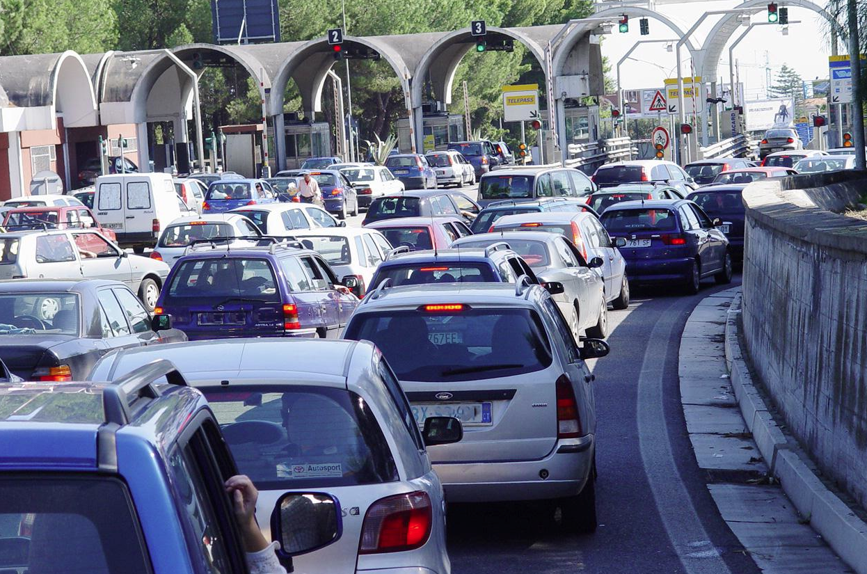 A18 casello di Giarre, in fiamme autovettura