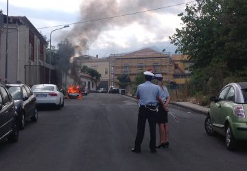 Giarre, incendio auto in via Dante  VIDEO/FOTO