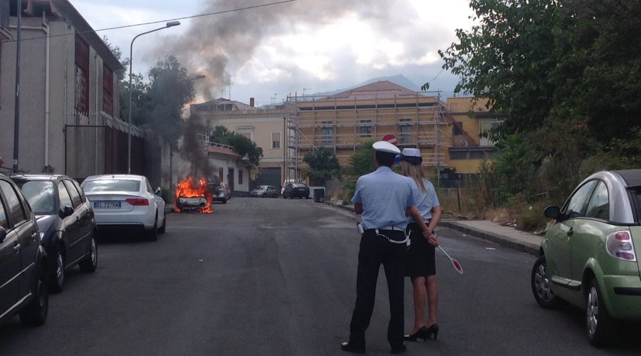 Giarre, incendio auto in via Dante  VIDEO/FOTO