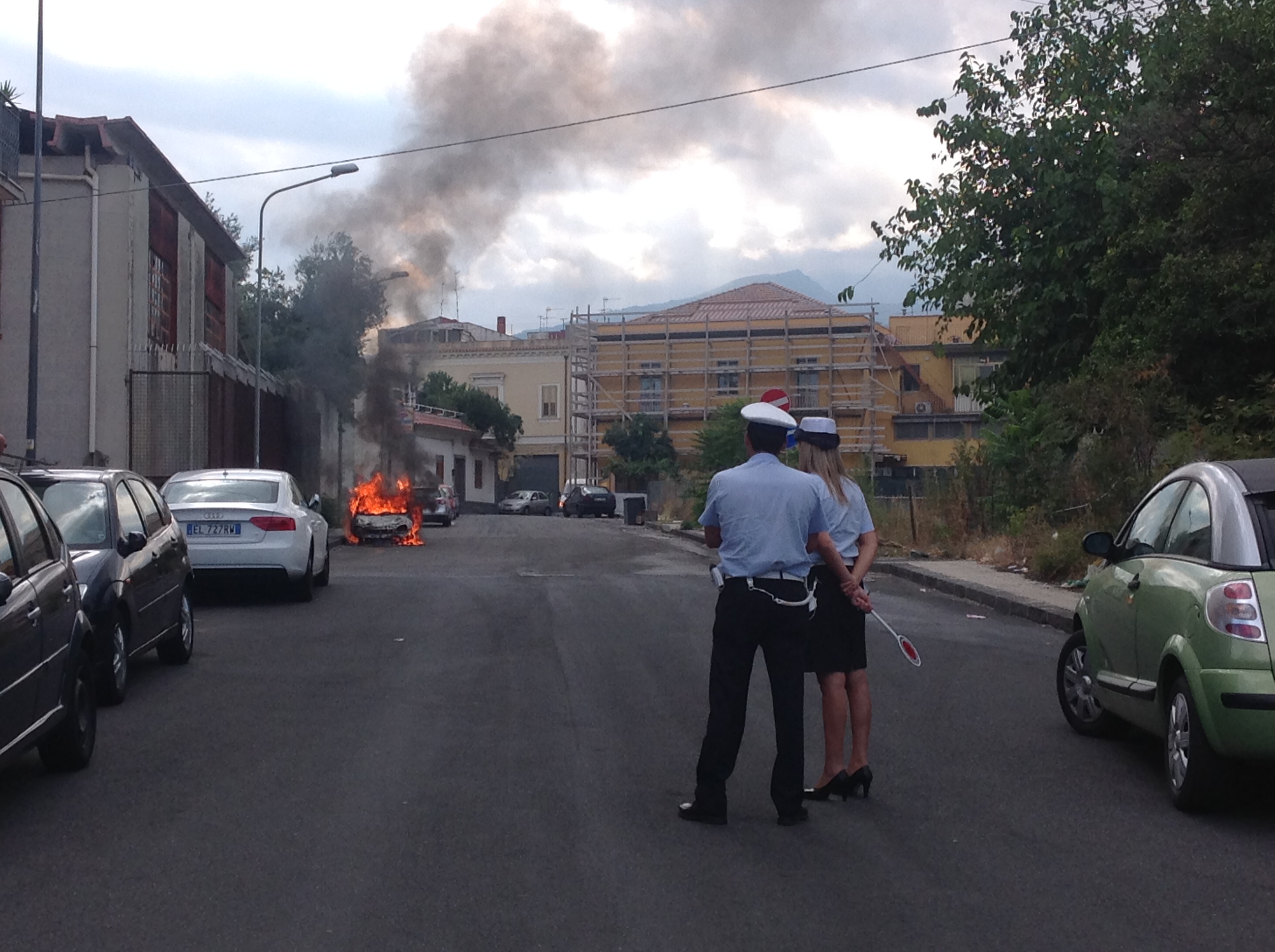 Giarre, incendio auto in via Dante  VIDEO/FOTO