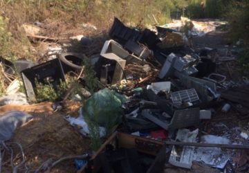 Mascali: Ville comunali nel degrado tra sporcizia, sabbia vulcanica e discariche