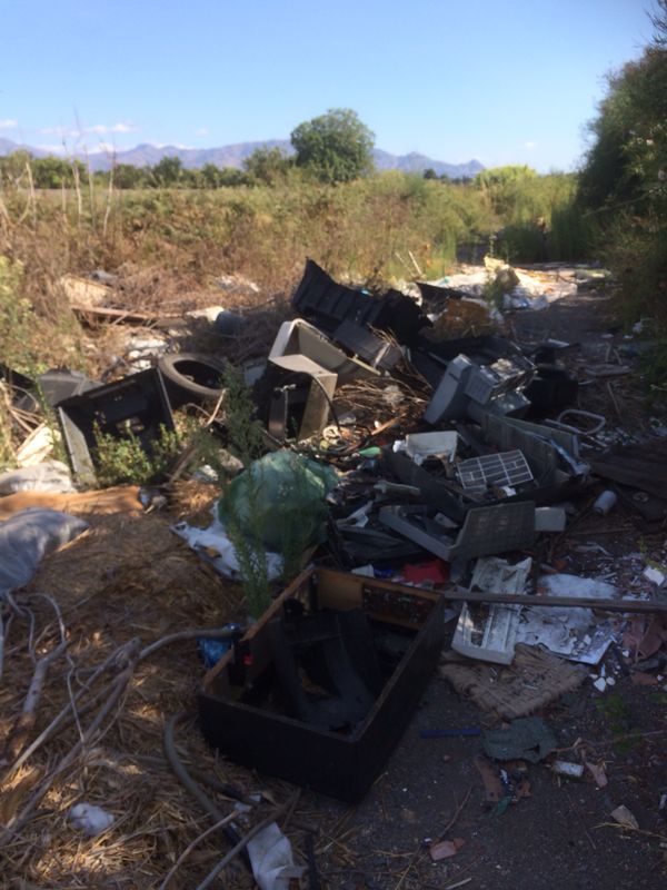 Mascali: Ville comunali nel degrado tra sporcizia, sabbia vulcanica e discariche