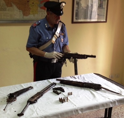 Macchia: in un terreno di via delle Zagare trovati 4 fucili e una pistola. Fermata una persona