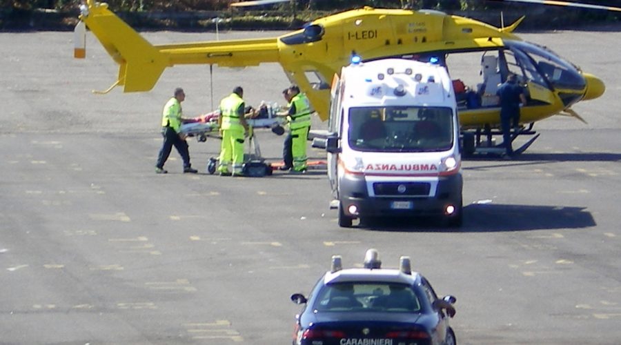 Riposto, in via Caragliano donna precipita dal balcone (terzo piano)