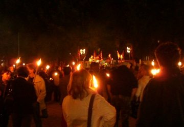 Taormina, fiaccolata a sostegno del parroco. No al suo trasferimento