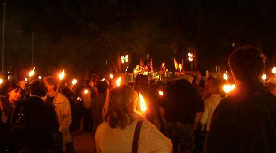 Taormina, fiaccolata a sostegno del parroco. No al suo trasferimento