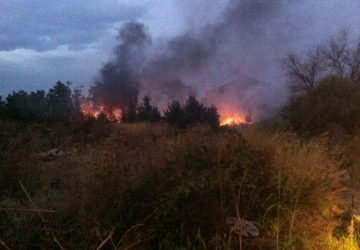 Incendio in via Foscolo: in fiamme una vasta area incolta vicina al carcere