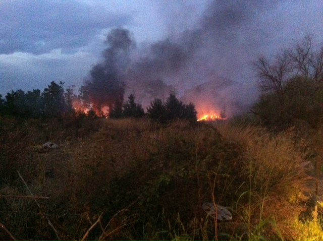 Incendio in via Foscolo: in fiamme una vasta area incolta vicina al carcere