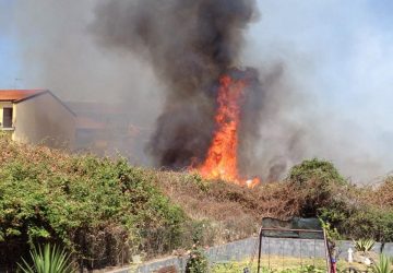 Riposto, due incendi in corso a Torre e in via M.Carbonaro